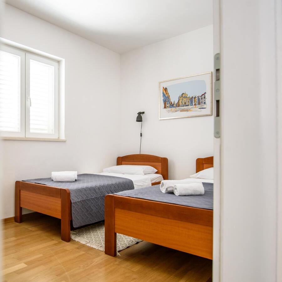 We hold the keys to SUMMER NIGHT!