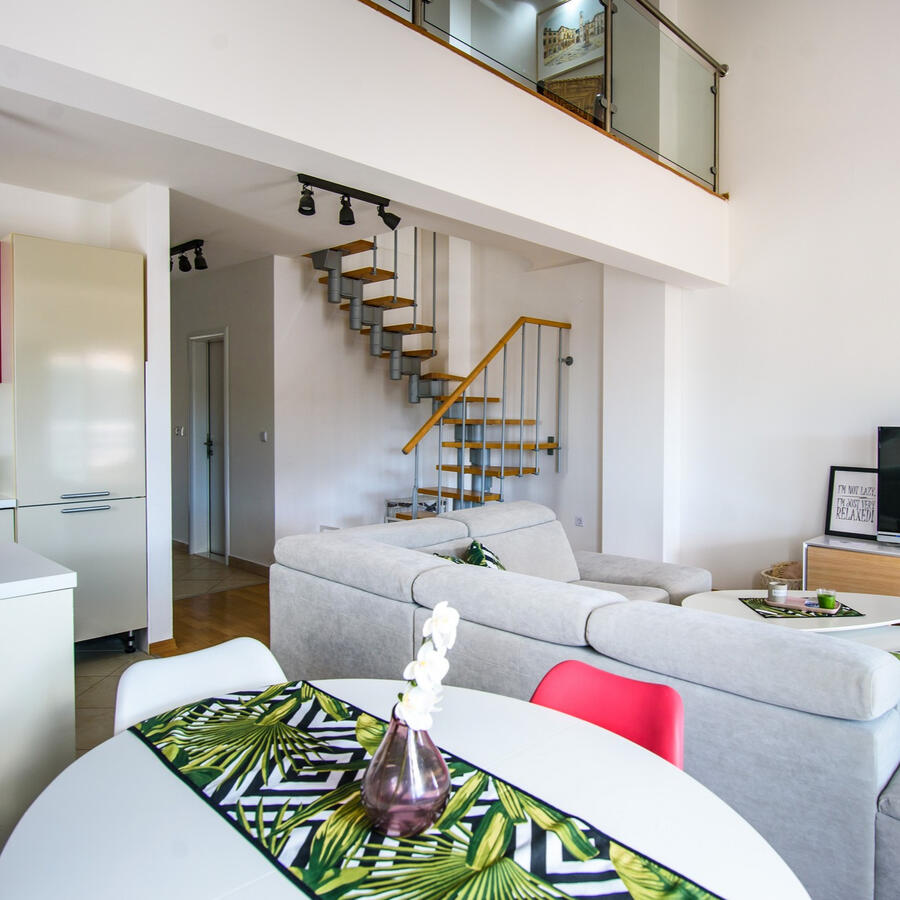 We hold the keys to SUMMER NIGHT!